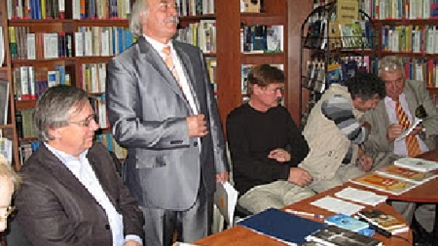  În prag de Crăciun poetul Iulian Filip și-a invitat condrumeții mai consecvenți ai Căilor Cărții