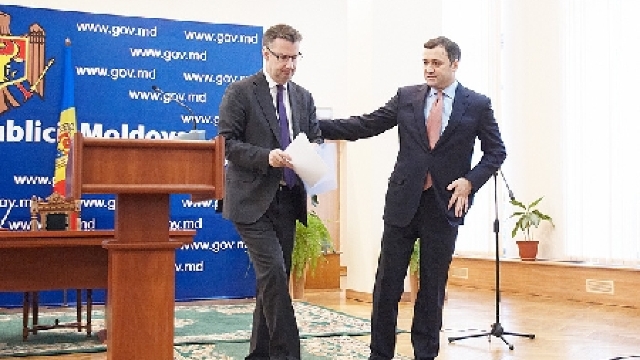 Vlad Filat și Dirk Schuebel au semnat un acord de 13 milioane de euro