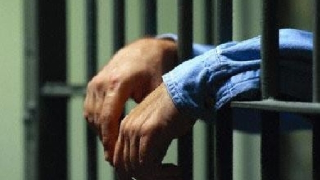 Sute de deținuți sunt predispuși la auto-mutilare sau sinucidere