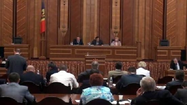 Parlamentul  își reia activitatea