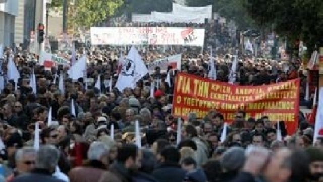 Grecii protestează față de măsurile de austeritate care urmează să fie votate