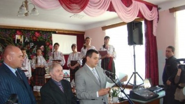 Poetul Simion Plămădeală, decorat de Traian Băsescu