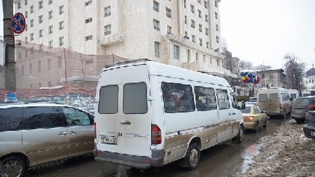 Șoferii de maxi-taxi din Chișinău solicită majorarea taxei de călătorie