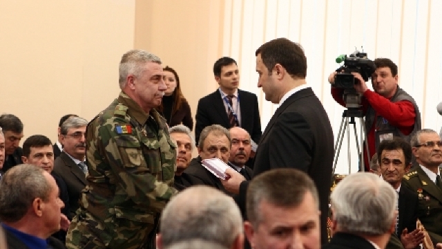 Participanții la Războiul de la Nistru, decorați de premierul Vlad Filat