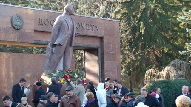File:Monumentul a lui V.Lenin, Lipcani, r-n Briceni, Republica Moldova V.Lenin  Monument, Lipcani, Briceni District, Republic of Moldova (50334790638).jpg  - Wikipedia