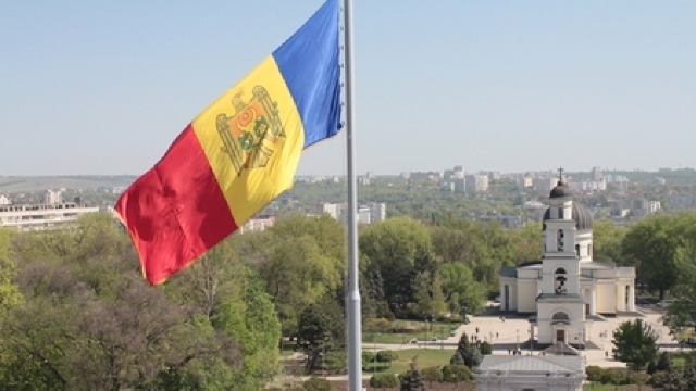 Arborarea tricolorului pe clădirea Palamentului la 27 aprilie 1990
