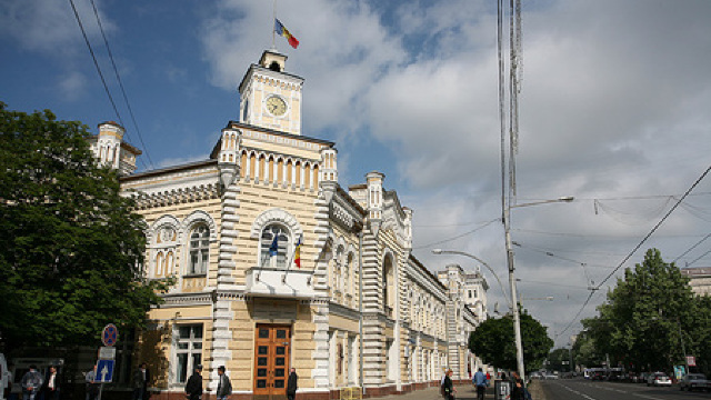 Drapelul de pe clădirea Primăriei Capitalei, coborât în bernă