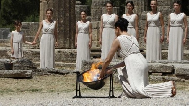 Flacăra olimpică a fost aprinsă în Grecia