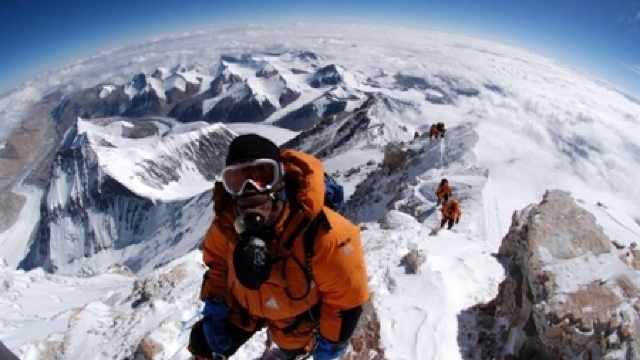 Trei alpiniști au murit în timp ce coborau de pe Everest 