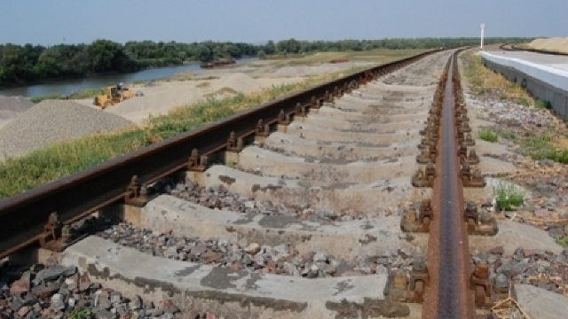 Calea ferată riscă sa cadă în râul Prut