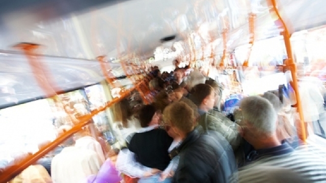 Proprietarii de microbuze promit că nu vor lua mai mult de 5 călători în picioare