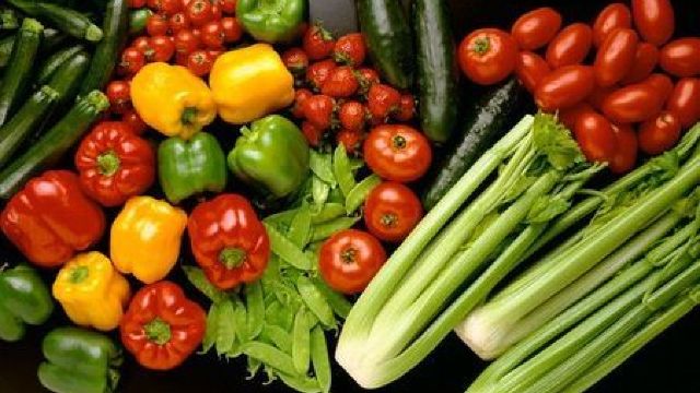 Fructele și legumele de import le fac loc treptat celor autohtone pe piețele din Chișinău