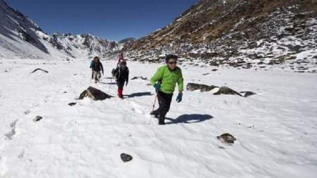 Doi alpinești francezi și unul canadian au fost dați dispăruți, astăzi, în Nepal