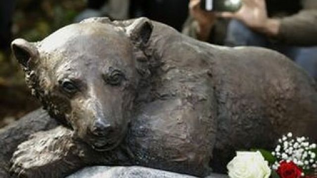 Ursul polar Knut are o statuie în Berlin