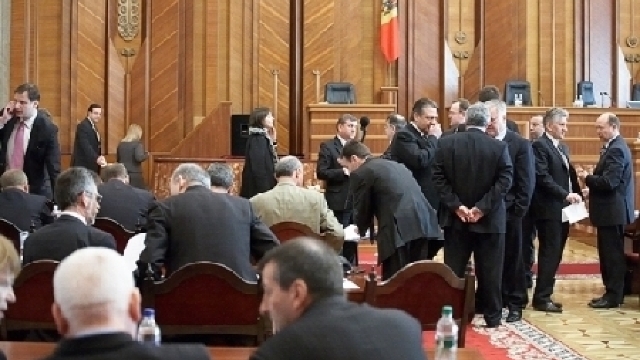  Deputații se întrunesc în ședință
