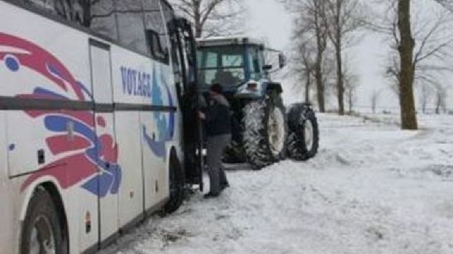 Autocar cu cetățeni moldoveni, oprit în Huși din cauza viscolului și a ninsorilor