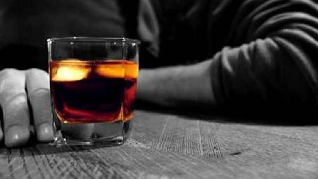 Mii de femei din R.Moldova suferă de alcoolism