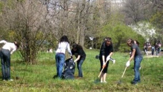 Sute de chișinăuieni au participat la acțiuni de salubrizare în Parcul „Valea Morilor”