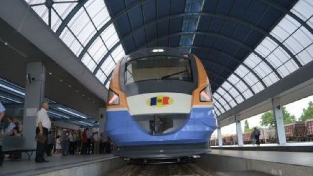 Astăzi va fi pus pe șine al doilea tren renovat în România