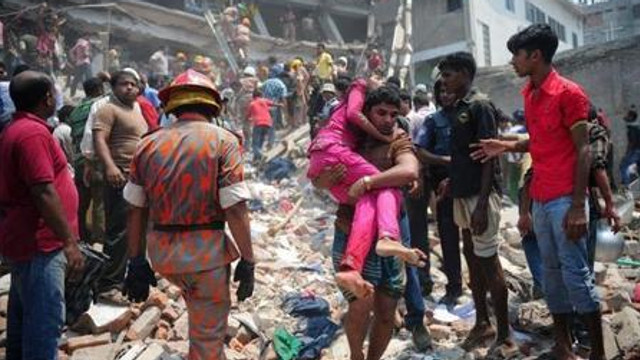 82 de persoane au murit în capitala Bangladeșului, în urma prăbușirii unei clădiri