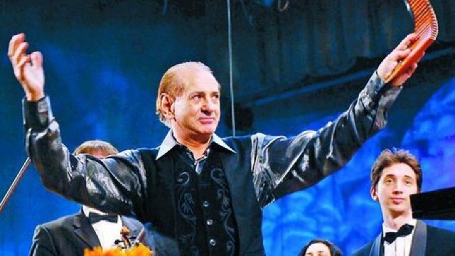 Naistul și compozitorul Gheorghe Zamfir, decorat de Nicolae Timofti