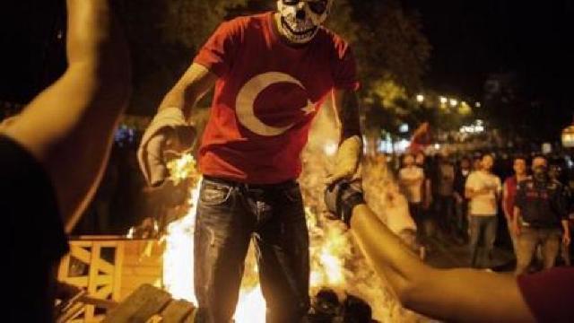 Poliția turcă a arestat zeci de manifestanți