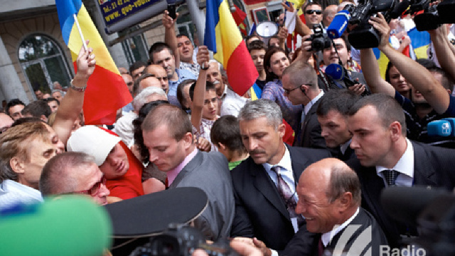 Traian Băsescu, “scăldat” în dragostea moldovenilor (Timpul)
