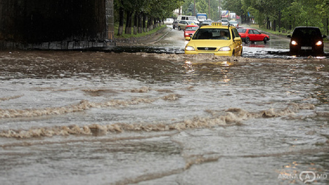 Străzi blocate în Chișinău din cauza ploilor abundente