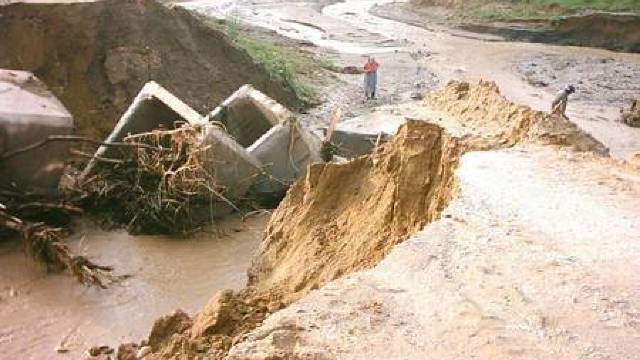 29 de case, inundate în Opaci, după ce digul unui lac din localitate a cedat