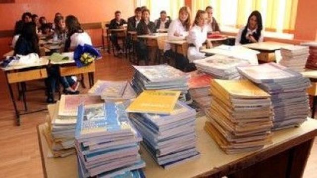 Elevii vor plăti între 50 și 100 de lei pentru chiria manualelor