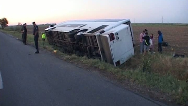 Un autocar s-a răsturnat în România: 2 persoane au murit