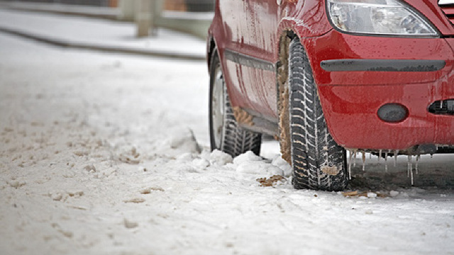 Șoferii, îndemnați să-și echipeze mașinele cu pneuri de iarnă