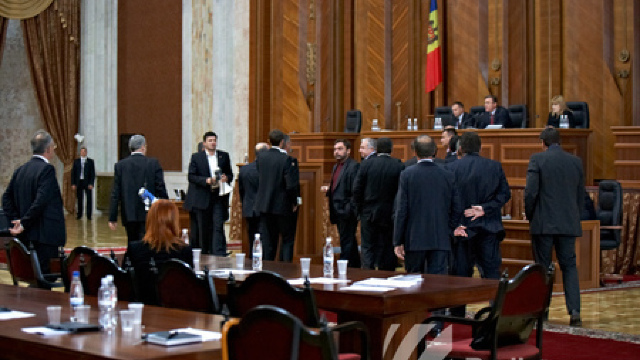Deputații comuniști critică hotărârea Curții cu privire la limba română