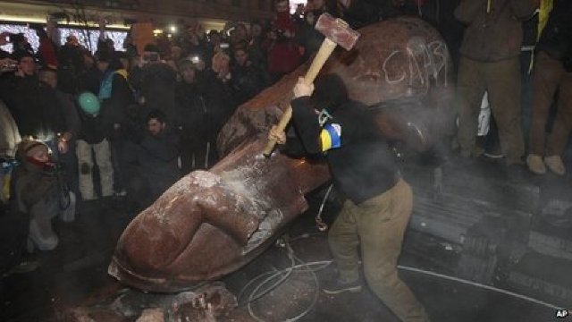 Kiev: Protestatarii au doborât monumentul lui Lenin