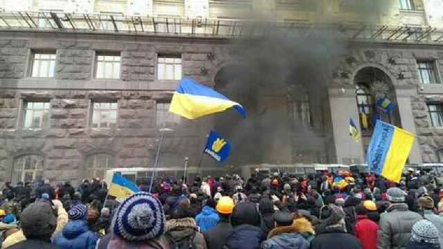 Kiev: Protestatarii au forțat retragerea poliției, care a încercat sa evacueze clădirea