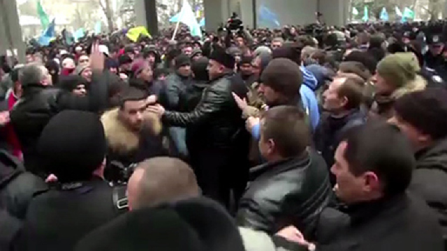 Un mort și mai mulți răniți în urma protestelor din Crimeea