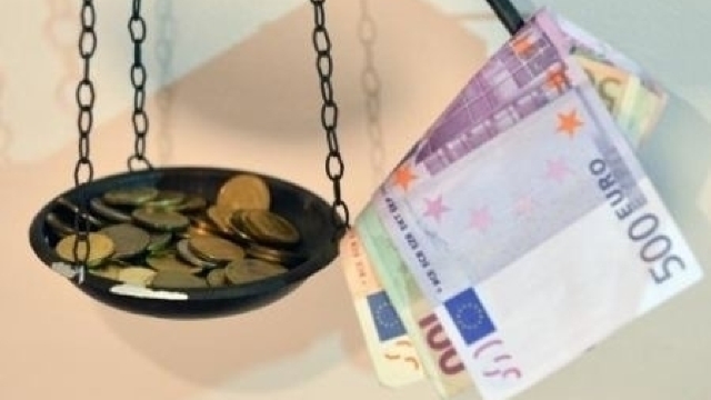 Ce spun economiștii despre deprecierea leului