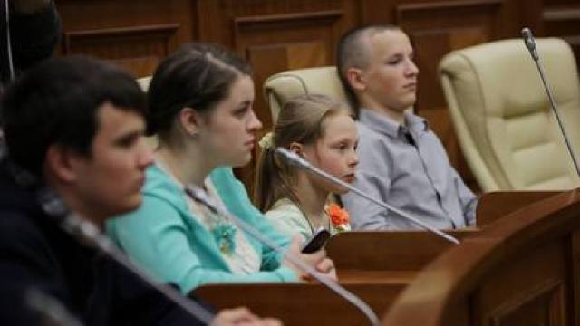 Elevi de la  Liceul ”Lucian Blaga” din Tiraspol, în vizită la Parlament