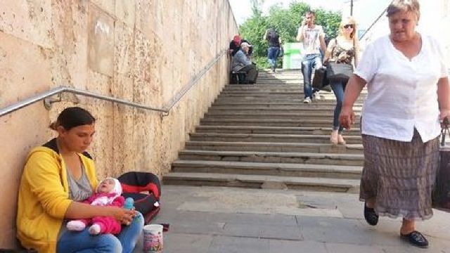 Polemici: Să dăm sau nu bani cerșetorilor?