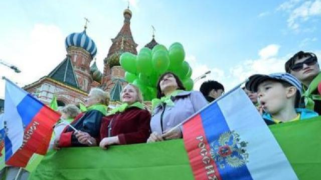 1 mai: 100 de mii de persoane au defilat în Piața Roșie, la Moscova