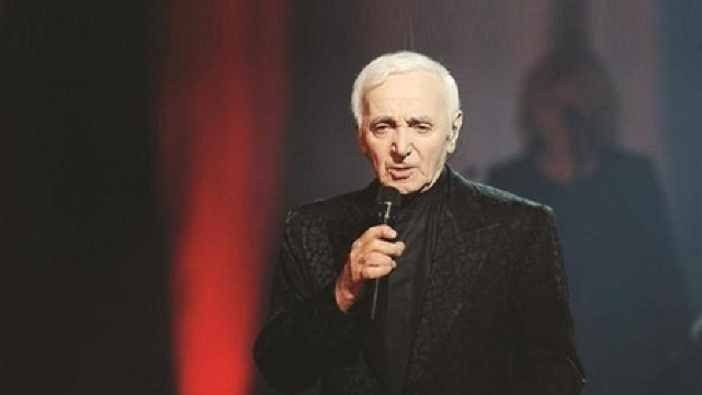 Aznavour, marele cantaret si actor francez are 90 de ani! 