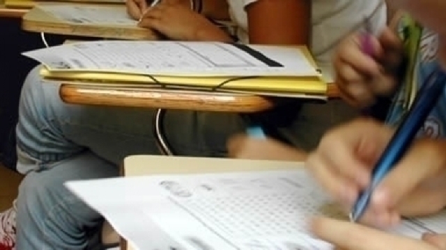BAC 2014: Testele la limba străină au apărut pe internet imediat după începerea examenului