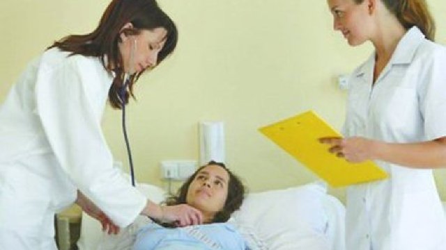 Începând de astăzi cadrele medicale vor primi salarii mai mari cu 21 la sută