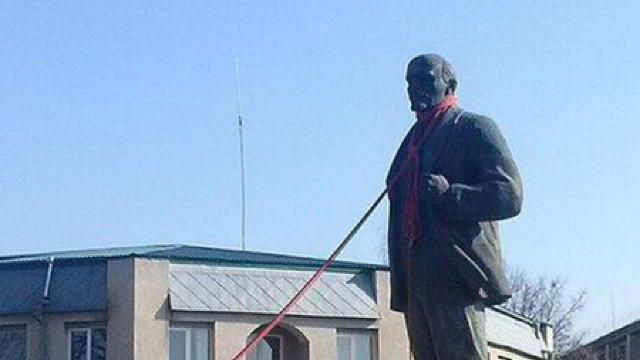 Ucraina: Monumentul lui Lenin din Dergaci a fost dat jos