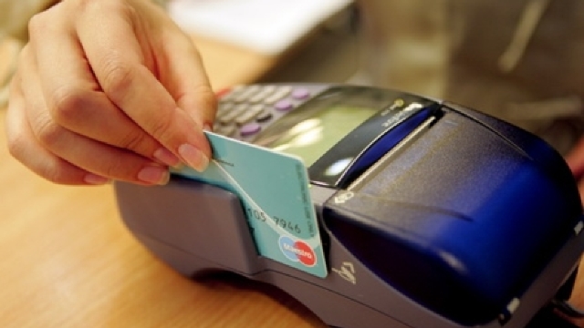 Polemici: Bani pe card bancar sau în numerar?