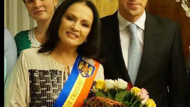 Dorin Chirtoacă i-a înmânat Sofiei Rotaru însemnele de cetățean de onoare al Chișinăului