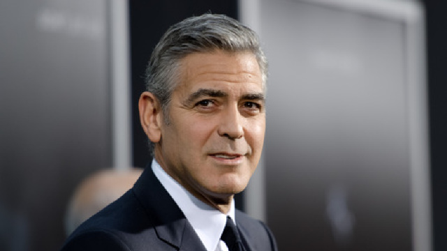 Actorul George Clooney și soția sa vor să înfieze un copil  