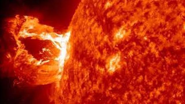 Avertizare privind o furtună solară puternică: Pată solară de 31.900 de kilometri îndreptată spre Pământ