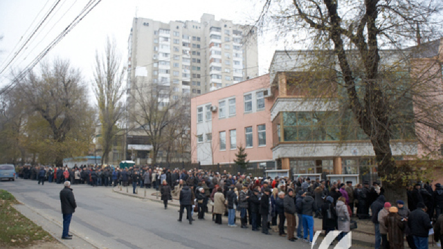 Cozi interminabile la cele patru secții de votare din Chișinău