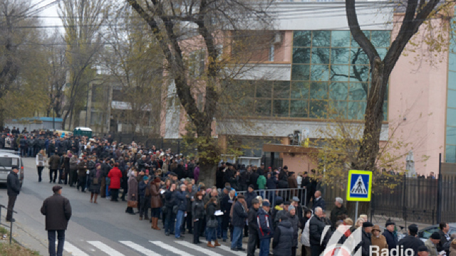 Prezență mai mare la urne în Chișinău în turul doi al alegerilor prezidențiale din România